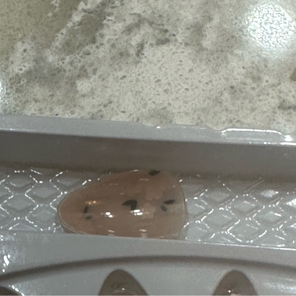 24 Piece Nude White Floral Press On Nails NWT Almond Medium Length - Picture 9 of 10